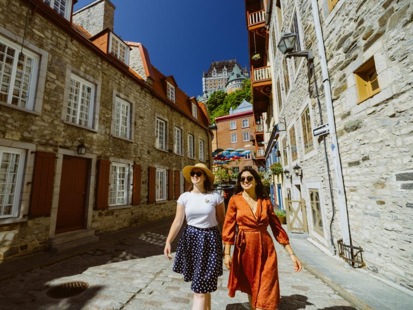 Filles marchant dans le Petit-Champlain 