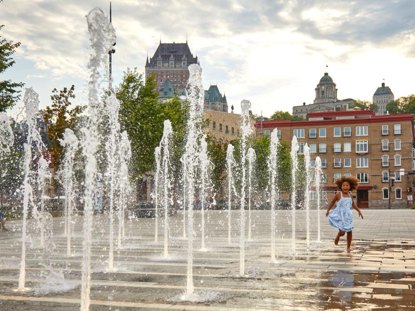 Fillette dans les jets d'eau à la place des Canotiers