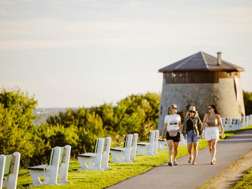 Filles qui marchent sur les plaines devant une tour Martello