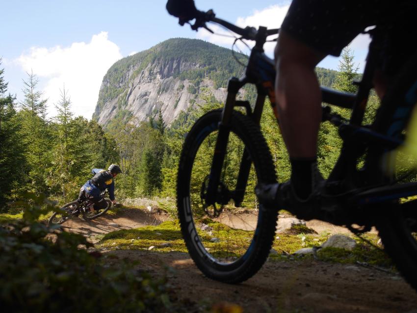 Des cyclistes dans des sentiers de vélo de montagnedans la Vallée Bras-du-Nord.