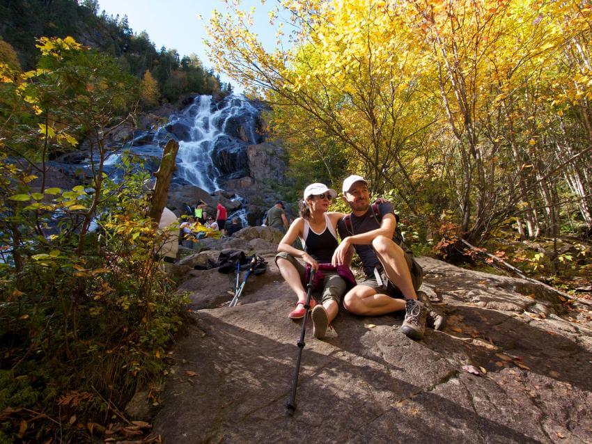 Des randonneurs prennent une pause en forêt, près de la chute Delaney, dans la Vallée Bras-du-Nord.