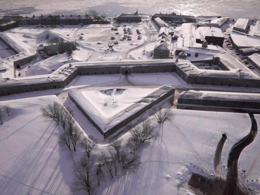 Vue aérienne de La Citadelle de Québec, près du fleuve Saint-Laurent, en hiver.