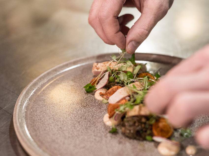 La Planque Restaurant - Montage d'une assiette