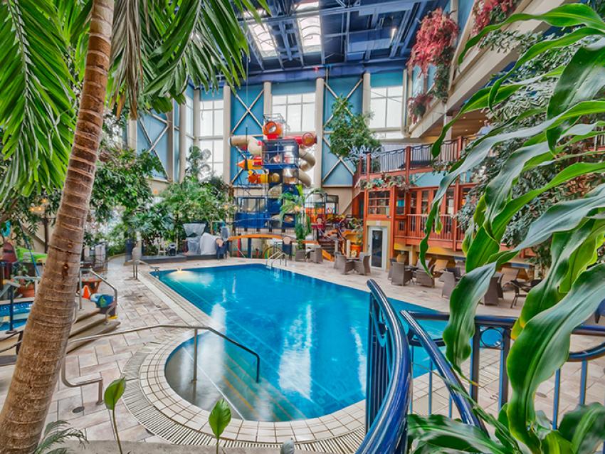 L'Hôtel Québec - indoor pool