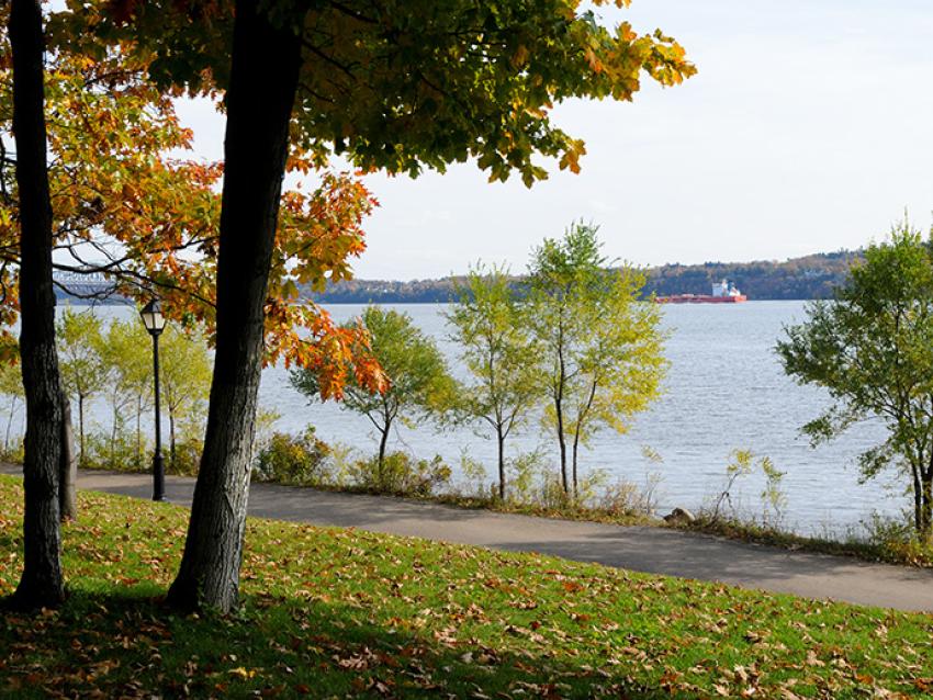 Parc de la Plage-Jacques-Cartier - sentier en automne