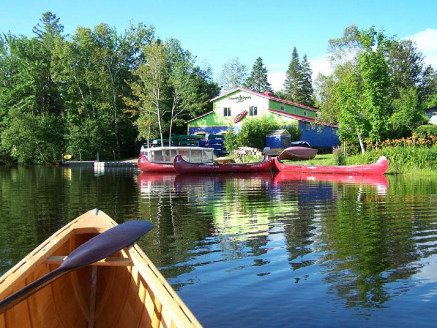 Canots Légaré - vue sur le lac avec canots