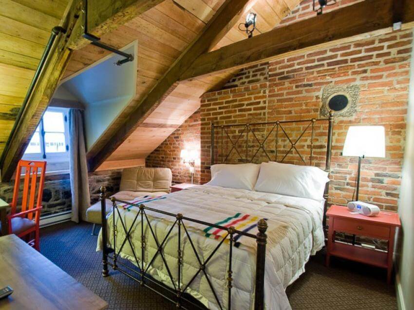 Auberge Place d'Armes - Queen bed room with brick wall