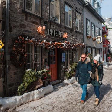 Un couple marche dans la rue du Petit-Champlain en hiver.