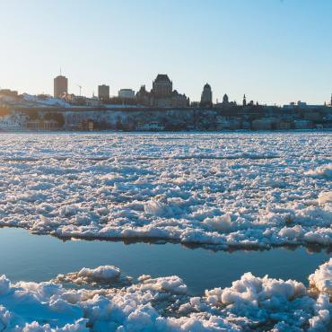 Panorama du Vieux-Québec en hiver et du fleuve Saint-Laurent glacé, à partir de Lévis.