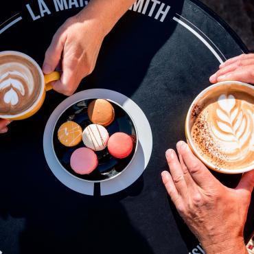 Dégustation de macarons et de café sur une terrasse de La Maison Smith, en été.