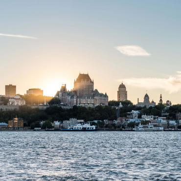 Coucher de soleil, fleuve Saint-Laurent et panorama du Vieux-Québec à partir du quai Paquet à Lévis.