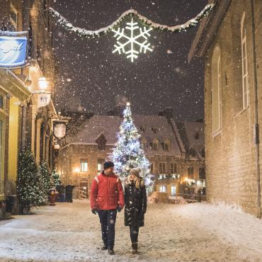 Couple qui marche sous la neige entre place Royale et le Petit-Champlain 