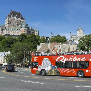 Autobus rouge devant le Château Frontenac