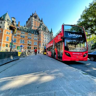 Bus rouge devant le Château Frontenac