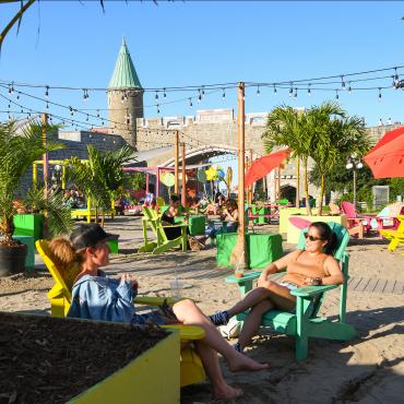 Filles à la plage de place D'Youville pendant Québec animée été 2021
