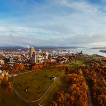 Vue aérienne des plaines et de Québec avec les couleurs d'automne