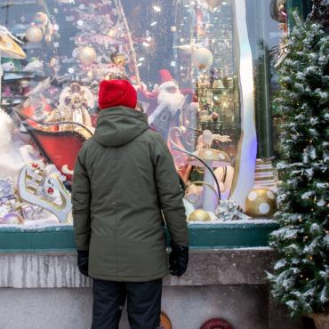Homme devant la vitrine de la Boutique de Noël