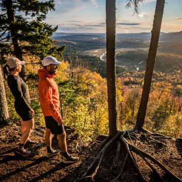 Des randonneurs qui admirent la vue sur la vallée