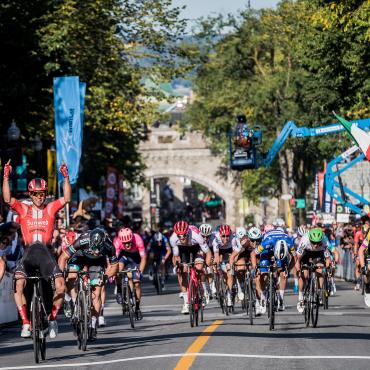 Cyclistes < l'arrivée au Grand Prix Cycliste de Québec