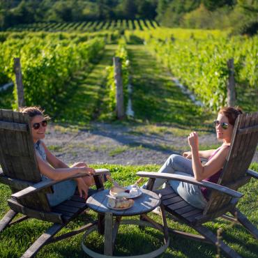 2 filles en pique-nique dans un vignoble