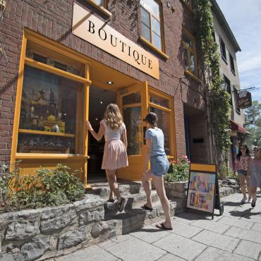 Deux femmes entrent dans une boutique du Petit-Champlain