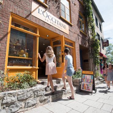 Filles qui entrent dans une boutique sur rue Petit-Champlain