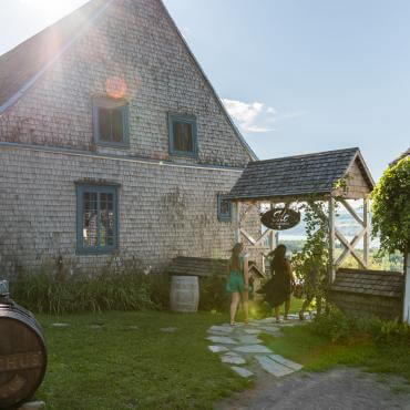 Le vignoble Isle de Bacchus à l' Île d'Orléans accueille les visiteurs.