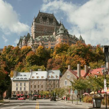 Vue sur le Château Frontenac avec les arbres en couleurs