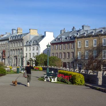 Femme qui marche dans le Vieux-Québec au printemps