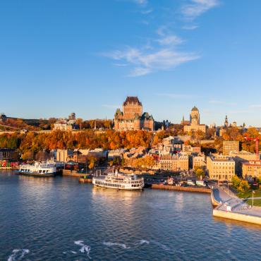 Vue sur Québec à partir du fleuve en automne