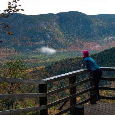 Randonneur à la Vallée Bras-du-Nord en automne