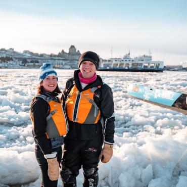 Couple qui s'apprête à faire du canot à glace