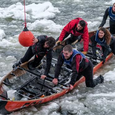 Coureurs de canot à glace dans le cadre du Carnaval de Québec
