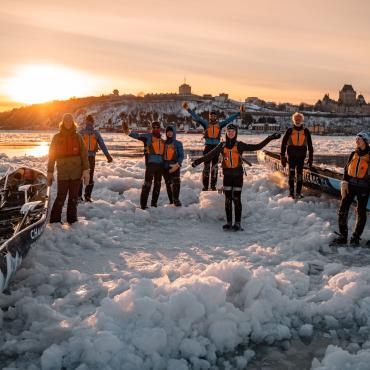 Groupe en canot à glace au coucher du soleil
