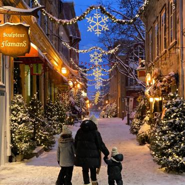 Famille qui marche dans le Petit-Champlain décoré pour Noel