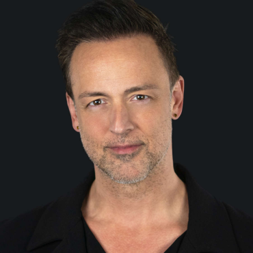 DRAPEAU, une guitare, un piano