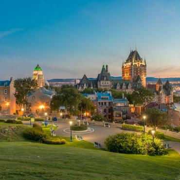 Terrasse Pierre-Dugua-de-Mons en soirée
