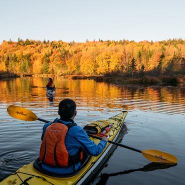 Couple en kayak l'automne au Marais du Nord