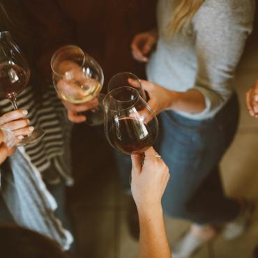 Copines avec des verres de vin à la main