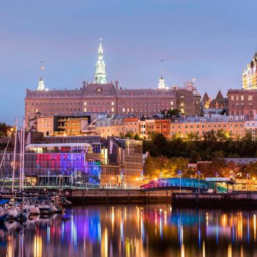 À partir du Bassin Louise, vue sur le Vieux-Port illuminé, les voiliers et le Séminaire de Québec, en début de soirée.