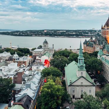 Vue aérienne du Vieux-Québec, vue sur le fleuve, le Château Frontenac et l'église Holy Trinity. 