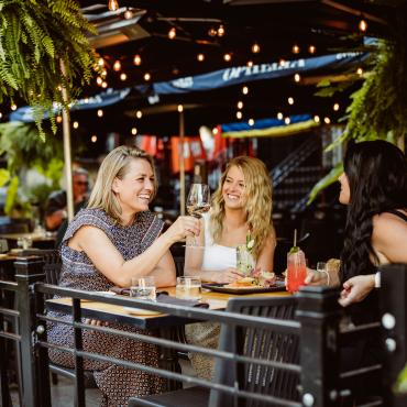 Femmes sur une terrasse d'un restaurant