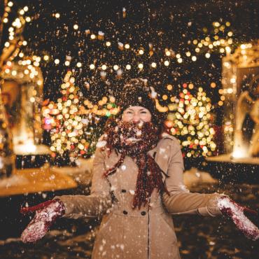 Femme sous la niege qui tombe au Marché de Noel allemand