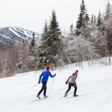 Couple en ski de fond au Mont-Sainte-Anne.